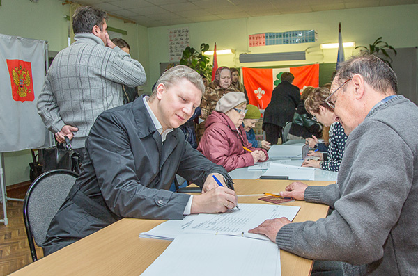 Андрей Иванов проголосовал на участке в Усовской начальной школе