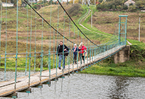 Аварийный пешеходный подвесной мост в Каринском отремонтируют в ближайшее время