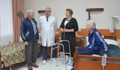Сторонники «Единой России» навестили ветеранов в Перхушковской больнице