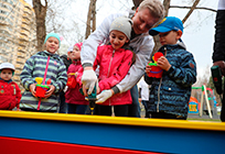 Андрей Иванов вместе с детьми установил новую песочницу на детской площадке в Заречье
