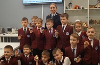 Одинцовские госавтоинспекторы провели для школьников мастер-класс по изготовлению брелоков «Дорожный знак»