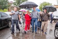 Андрей Иванов и Оксана Пушкина вместе с жителями провели инспекцию микрорайона «Восточный» в Звенигороде