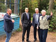 Дмитрий Голубков обсудил с жителями поселка Сосны благоустройство спортивной площадки
