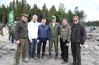 Александр Чупраков и Дмитрий Куракин посадили деревья в Хлюпино