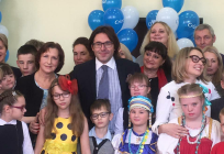 Андрей Малахов принял участие в благотворительной акции в школе «Гармония»
