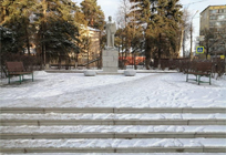 В 8 микрорайоне Одинцово напротив памятника Ленину установили временные скамейки