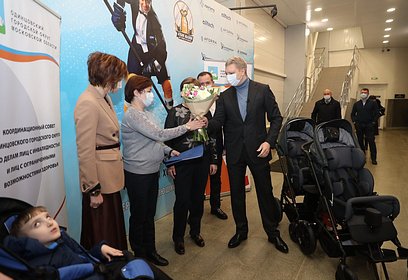 Андрей Иванов и Лариса Лазутина вручили инвалидную коляску для двойни семье Елены Басистовой