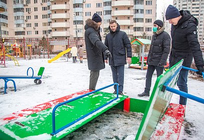 Дмитрий Голубков обсудил с жителями Новой Трехгорки реконструкцию детской площадки