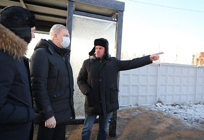 Андрей Иванов осмотрел новую остановку общественного транспорта возле спортивного комплекса «Звезда» в Звенигороде