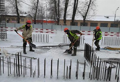 Застройщики в Одинцово убирают снег на строительных площадках