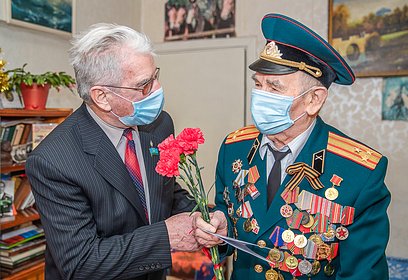 Накануне Дня защитника Отечества ветеранам округа вручили подарки от главы муниципалитета Андрея Иванова