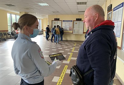 Сотрудники Одинцовской Госавтоинспекции напомнили посетителям РЭО о безопасном поведении на дороге