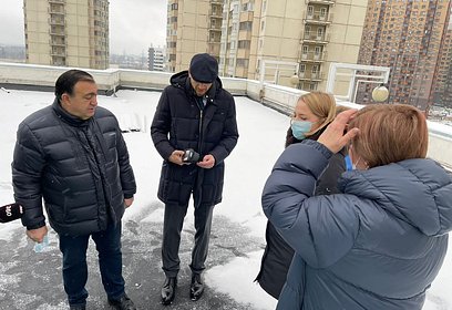 Дмитрий Голубков и Лариса Лазутина проверили качество ремонта крыши в Одинцовской школе № 16