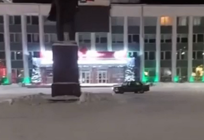 Сотрудники Госавтоинспекции устанавливают личность водителя, выехавшего на центральную площадь Одинцово