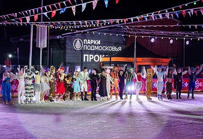 Артисты ледового шоу Татьяны Навки показали сказку «Белоснежка» на катке в парке Малевича