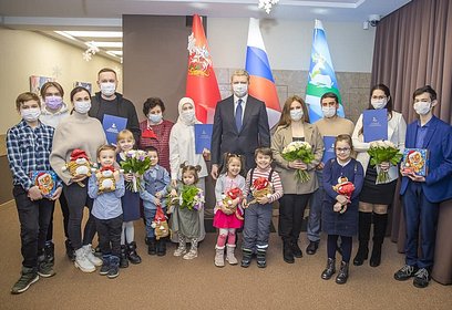 Андрей Иванов вручил четырем молодым семьям Одинцовского округа сертификаты на приобретение квартир