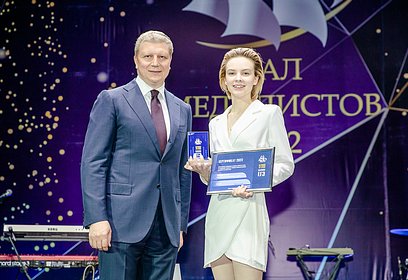 Глава Одинцовского округа Андрей Иванов вручил премии 17 медалистам-стобалльникам Одинцовского округа