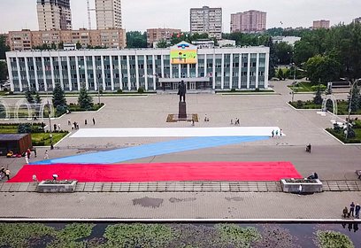 В Одинцово в День России волонтёры развернули на центральной площади огромную букву «Z»