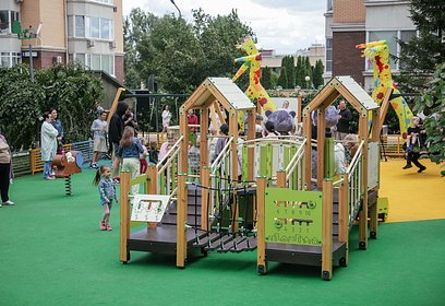 Две новых детских площадки по губернаторской программе открыл глава Одинцовского округа Андрей Иванов