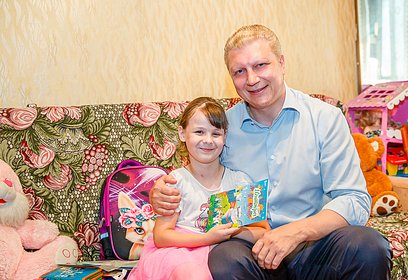 Андрей Иванов подарил юной жительнице Одинцово Полине Милютиной рюкзак с набором школьных принадлежностей