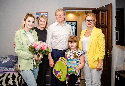 Андрей Иванов подарил будущей первокласснице Вике Кравцовой рюкзак со всем необходимым для учебы