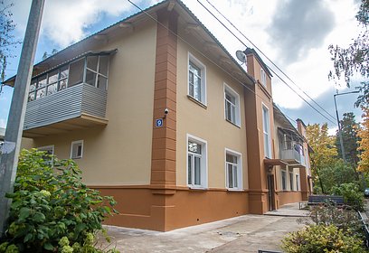 Качество ремонта фасада жилого дома № 9 в Горках-2 проверил Андрей Иванов вместе с жителями