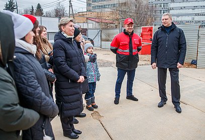 Андрей Иванов вместе с жителями проверил ход строительства нового садика на 300 воспитанников в Новоивановском