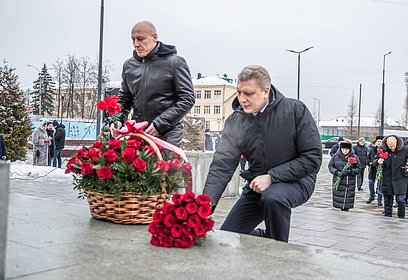 В День Героев Отечества глава Одинцовского округа Андрей Иванов возложил цветы к мемориалу «Павшим за Родину» в Кубинке