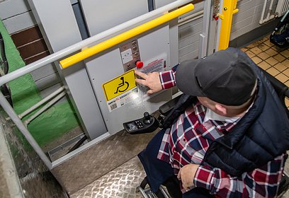 Инвалиды-колясочники поблагодарили Администрацию Одинцовского округа за установку специального лифта