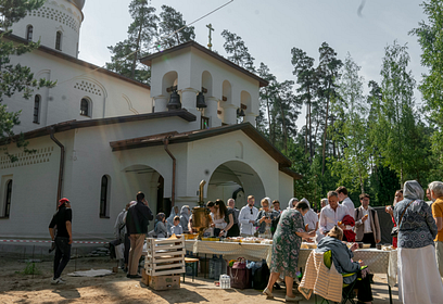 В строящемся храме на Николиной горе в Одинцовском округе прошла первая литургия