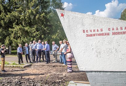 Андрей Иванов проверил выполнение работ по благоустройству памятного знака в деревне Акулово