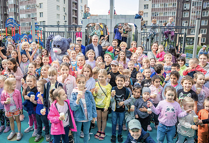 Андрей Иванов открыл очередную детскую площадку, построенную по губернаторской программе