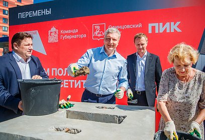 Андрей Иванов вместе с жителями заложил капсулу в основание новой поликлиники в Одинцово-1