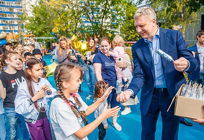 Новую детскую площадку открыл в поселке Новоивановское глава Одинцовского округа Андрей Иванов