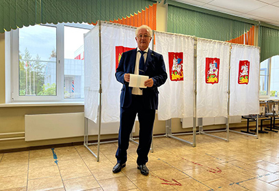 Вячеслав Киреев проголосовал на участке в Барвихинской средней школе