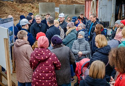 Ход строительства школы на 1100 учеников проверил Андрей Иванов вместе с жителями Звенигорода