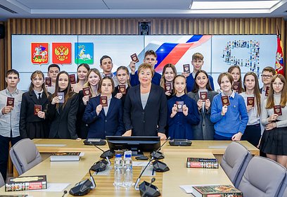 Председатель Совета депутатов Татьяна Одинцова вручила паспорта 19 юным жителям Одинцовского округа