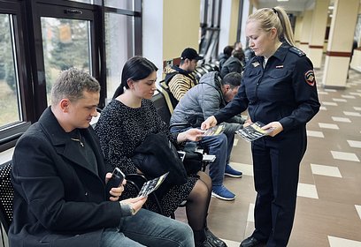Сотрудники Одинцовской Госавтоинспекции побеседовали с посетителями регистрационно-экзаменационного отдела