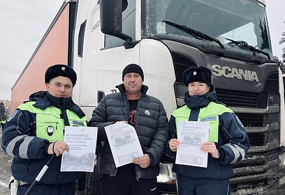 Сотрудники Госавтоинспекции провели профилактические беседы с водителями грузового транспорта