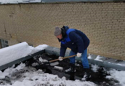 Жилищно-коммунальные службы Министерства обороны очистили ото льда крыши ведомственных объектов