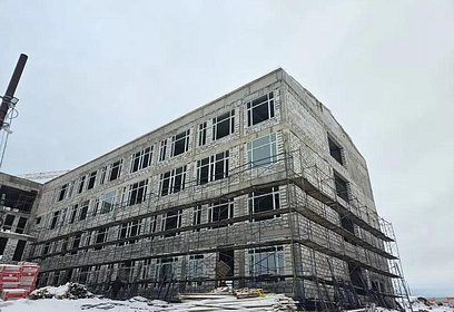 В строящейся школе на 1100 мест в Звенигороде началась установка оконных блоков