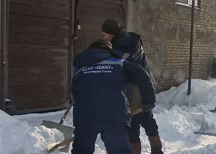 В Одинцовском округе жилищно-коммунальные службы Минобороны России своевременно очищают крыши от наледи