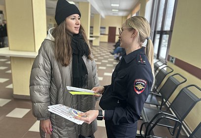 Одинцовские госавтоинспекторы провели беседы о детской безопасности с посетителями РЭО