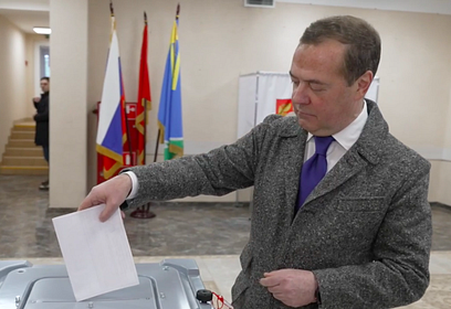 Дмитрий Медведев проголосовал в Доме молодежи поселка Горки-2