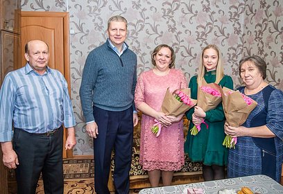 Андрей Иванов поздравил с международным женским днем семью участника СВО