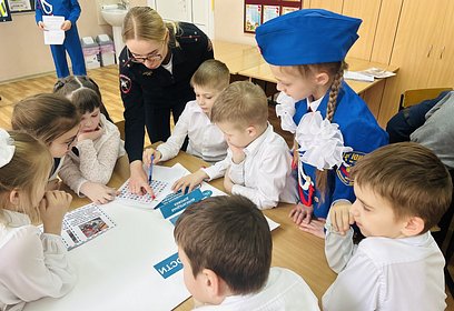 Одинцовские госавтоинспекторы в игровой форме познакомили детей с основами Правил дорожного движения