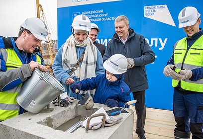 Андрей Иванов вместе с жителями заложил капсулу времени в основание новой школы на 1100 мест в ЖК «Рублевский Квартал»