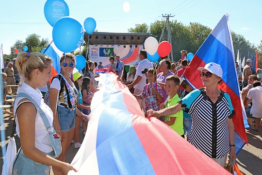 В День флага триколор объединил несколько тысяч жителей Подмосковья