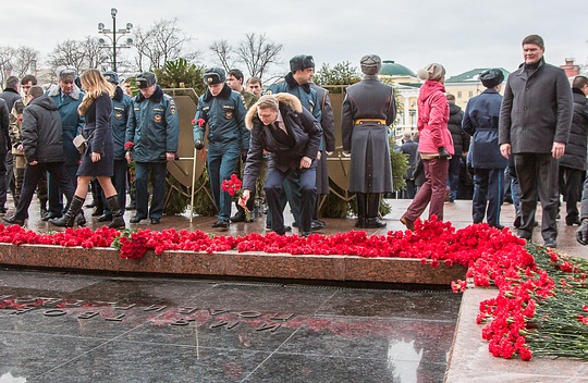 Губернатор и делегация Подмосковья возложили цветы к Могиле Неизвестного Солдата в День защитника Отечества