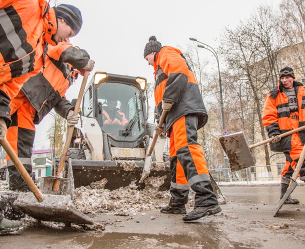 Свыше 150 единиц спецтехники устраняли последствия ночного снегопада в Одинцовском районе